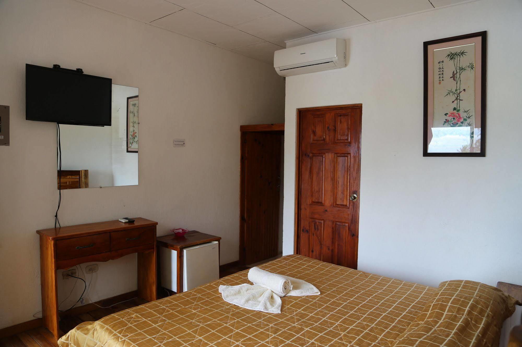 Hotel Coco Beach Мануел Антонио Екстериор снимка
