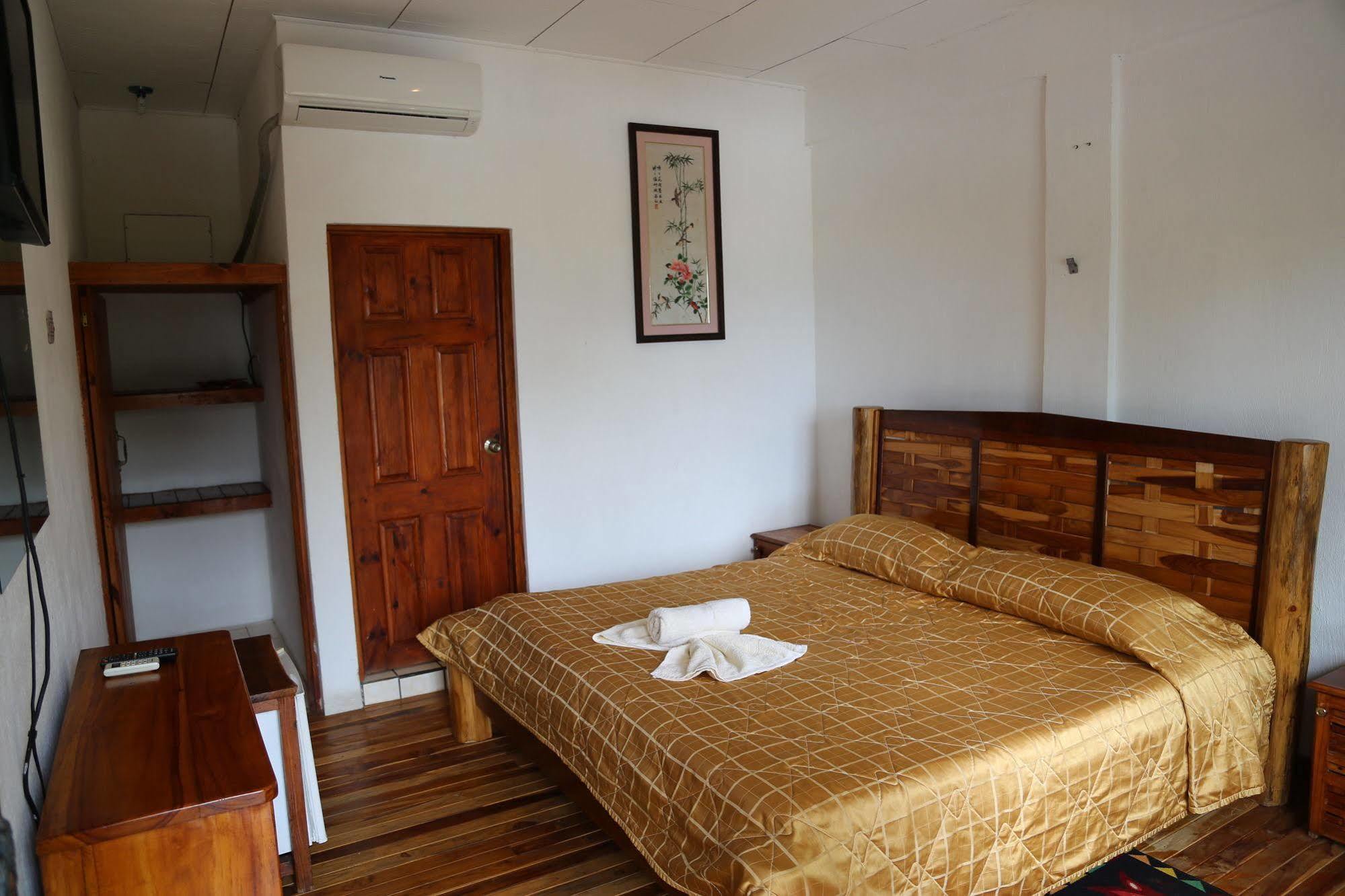 Hotel Coco Beach Мануел Антонио Екстериор снимка